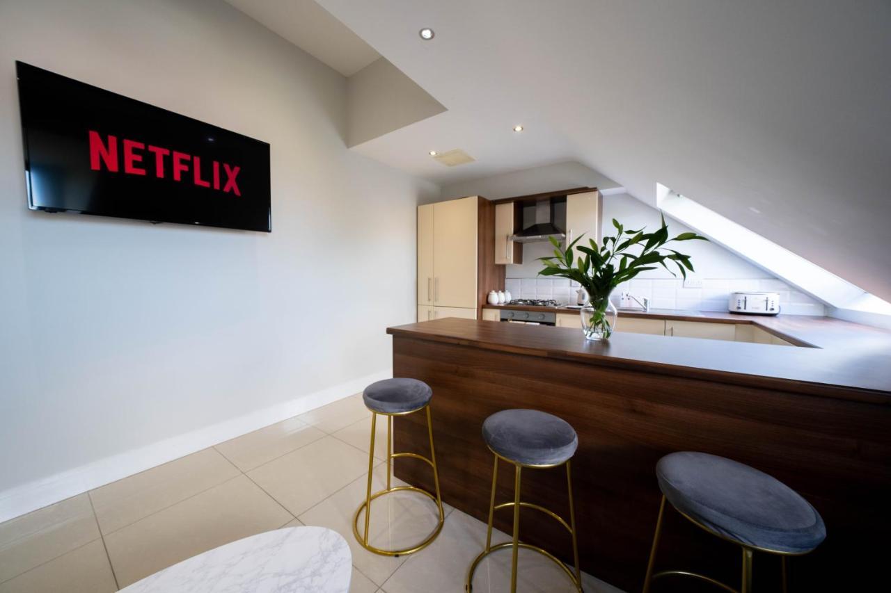 Three Bed Sleeps 5 In Botanic Appartement