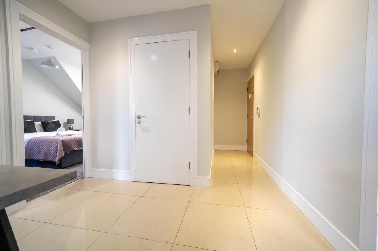Three Bed Sleeps 5 In Botanic Appartement